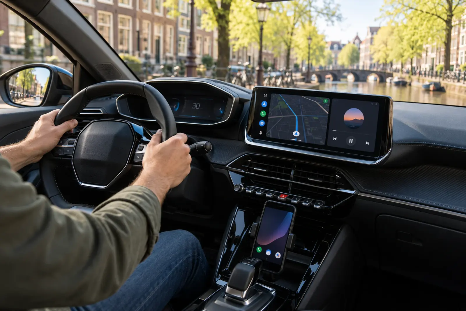 Android Auto bestellen in Amsterdam: Google Maps op een zwevend scherm in een Peugeot 208 aan een gracht